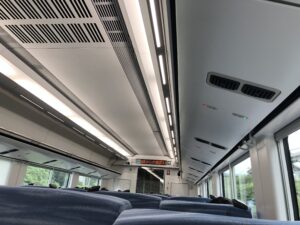 E353系車内