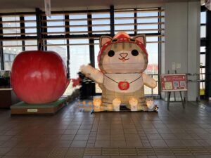 弘前駅のりんごとつがにゃん