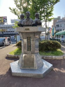 大槻三賢人の像