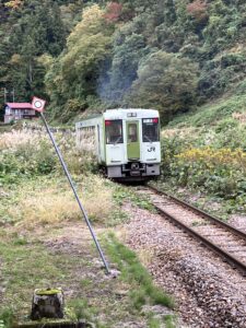 津南駅を出るキハ110系200番台