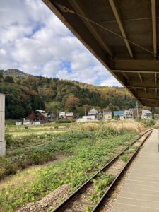 津南駅ホームから見る紅葉